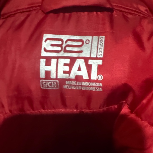 32 Degrees Women's Vibrant Red Puffer Vest - Picture 2 of 2